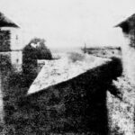 תצלום של ניספור נייפס מחלוצי הצילום ״נוף מחלון בלה-גרא״ התצלום הראשון בהיסטוריה ששרד 1826-7
